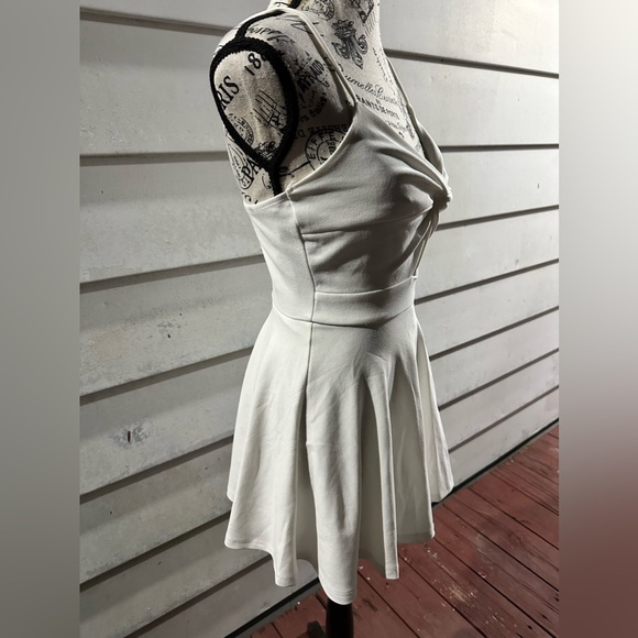 Windsor Trendy Twist-Front Skater Romper-White- SOLD OUT ONLINE- Size: XS NWT - Picture 3 of 11